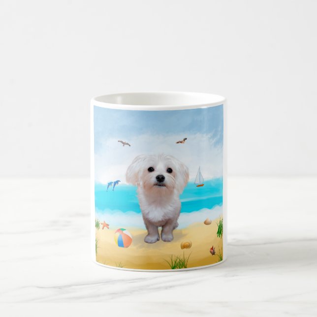 Taza De Café Perro maltés en la playa (Centro)