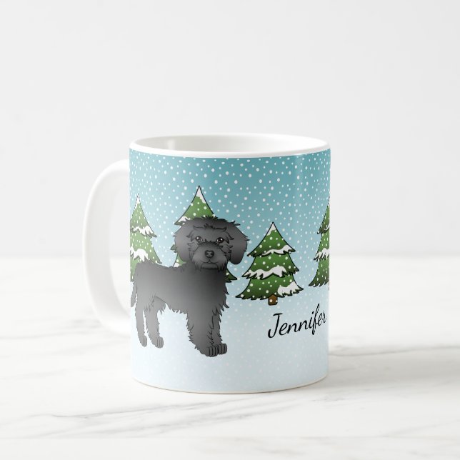Taza De Café Perro Mini Goldendoodle Negro En Un Bosque Inverna (Anverso izquierdo)