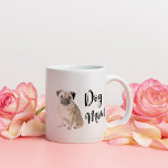 Taza De Café Perro Mom Pug<br><div class="desc">Ilustracion de acuarela de pug que deja cepillado a mamá perro</div>