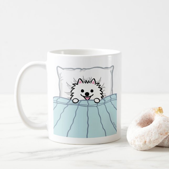 Taza De Café Perro panomerano blanco adorable en cama (Con donut)