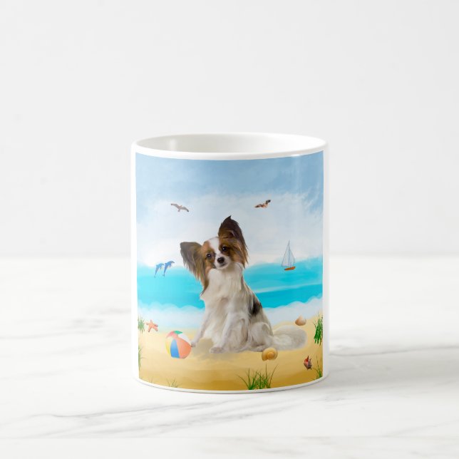 Taza De Café Perro Papillon en la playa (Centro)