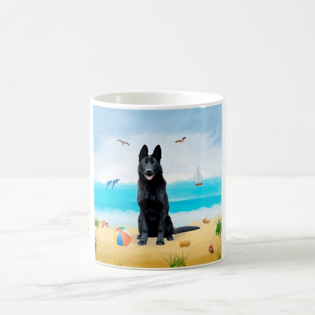 Taza De Café Perro pastor alemán negro en la playa (Centro)