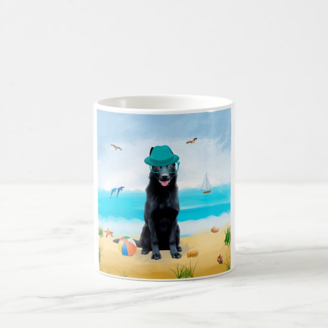 Taza De Café Perro pastor alemán negro en la playa (Centro)