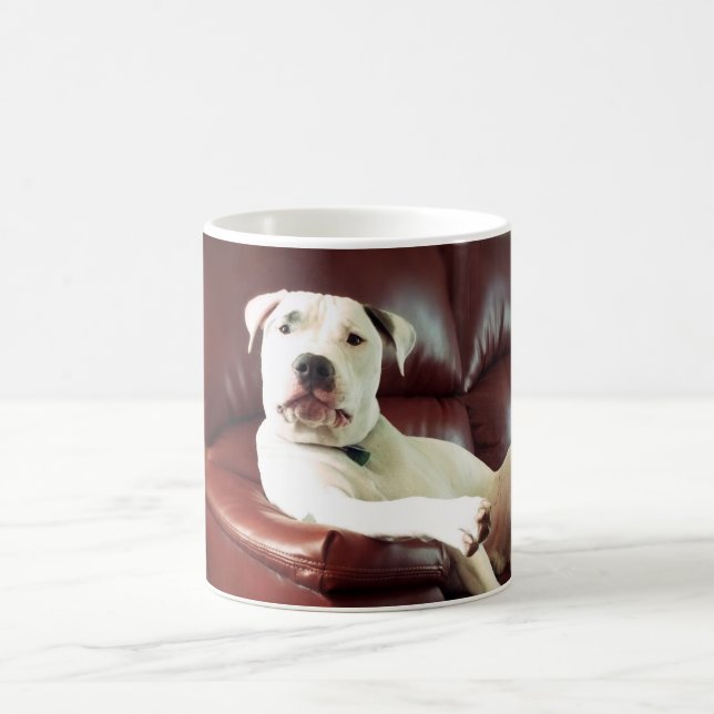 Taza De Café perro pit bull blanco divertido en el sofá (Centro)