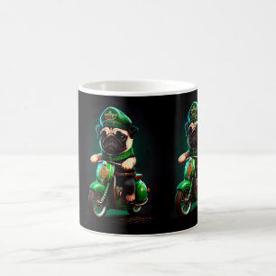 Taza De Café Perro Pug conduciendo bicicleta día de San Patrici