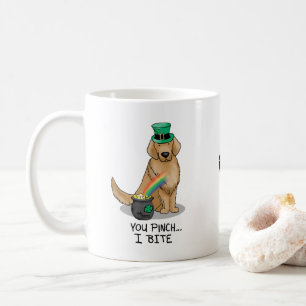 Taza De Café Perro recuperador de oro del Día de San Patricio