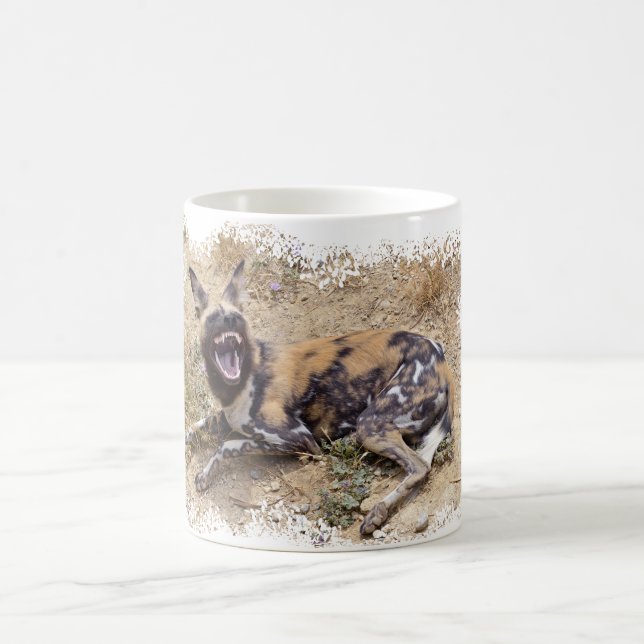 Taza De Café Perro salvaje africano que muestra sus dientes (Centro)