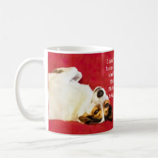 Taza De Café Perro tonto en fondo rojo