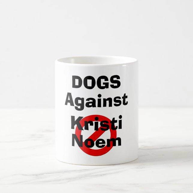 Taza de café Perros Contra Kristi Noem (Centro)