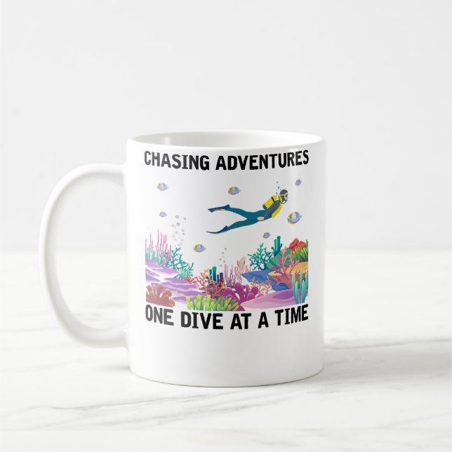 Taza De Café Persiguiendo Aventuras Un Buceo a la Vez Buceo (Izquierda)