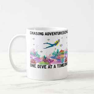Taza De Café Persiguiendo Aventuras Una Inmersión A La Vez Buce