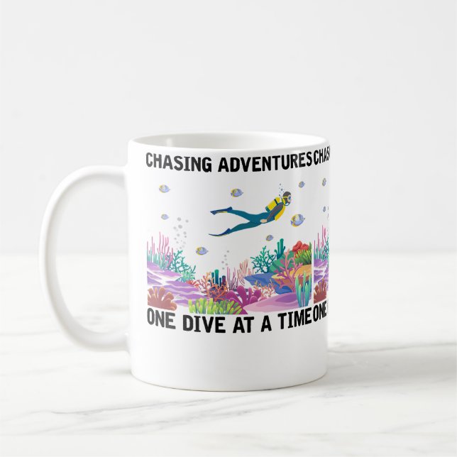 Taza De Café Persiguiendo Aventuras Una Inmersión A La Vez Buce (Izquierda)