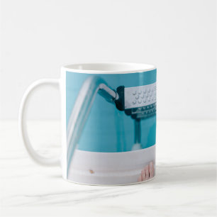 Taza De Café Persona de pie en la escalera de la piscina
