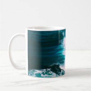 Taza De Café Persona en tabla de surf con olas oceánicas
