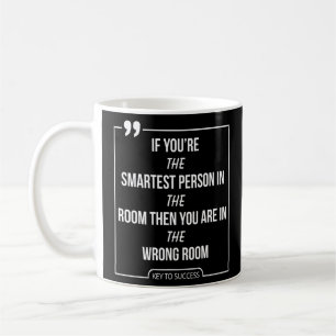 Taza De Café Persona Más Inteligente En La Sala Equivocada Gráf