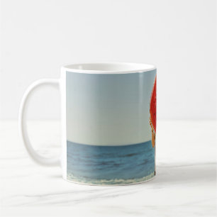 Taza De Café Persona que sostiene un anillo inflable con temáti