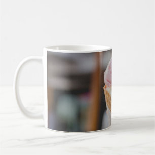 Taza De Café Persona sosteniendo helado de fresa