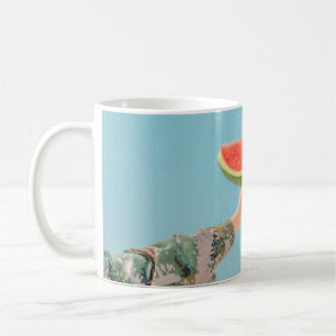 Taza De Café Persona sosteniendo sandía en rodajas