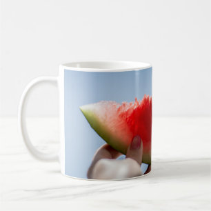 Taza De Café Persona sosteniendo sandía en rodajas
