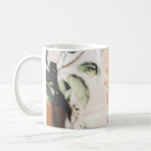 Taza De Café Persona sosteniendo un cono de helado con tres sab