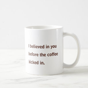 Taza De Café Personaje de grano de café confiado