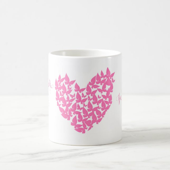 Taza De Café personaliza el corazón de mariposa rosada (Centro)