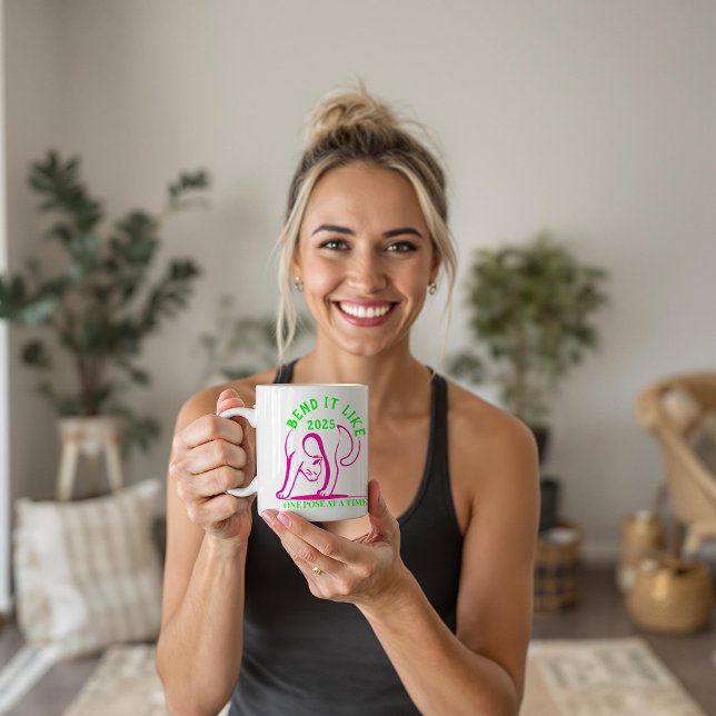 Taza De Café Personalizable "Bend it like 2025" Gato de yoga (Subido por el creador)