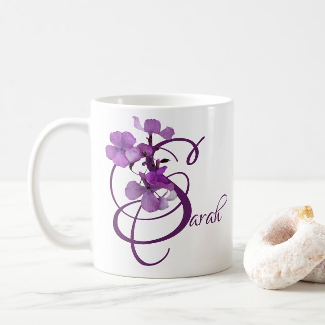 Taza De Café Personalizable Sarah nombre flores moradas boho de (Con donut)