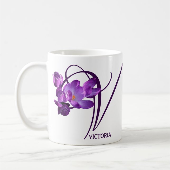 Taza De Café Personalizable Victoria nombre crocus floral morad (Izquierda)