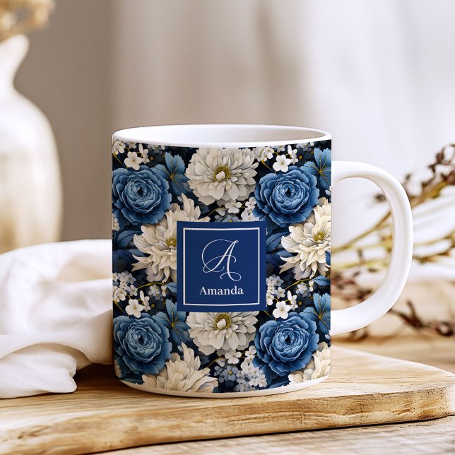 Taza de café personalizada con flores azules de di (Designer Blue Flowers Personalized Coffee Mug)
