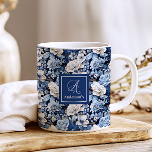 Taza de café personalizada con flores blancas azul