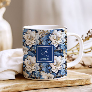 Taza de café personalizada con flores blancas azul
