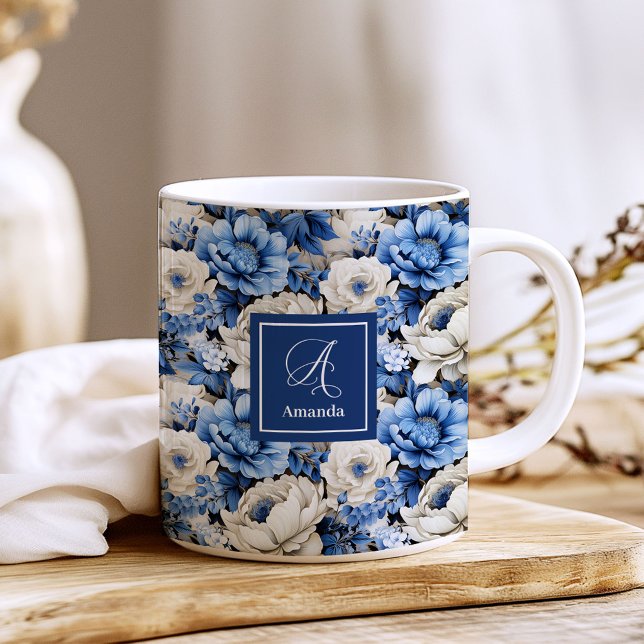 Taza de café personalizada de lujo con flores de m (Luxury Blue Ivory Flowers Personalized Coffee Mug)