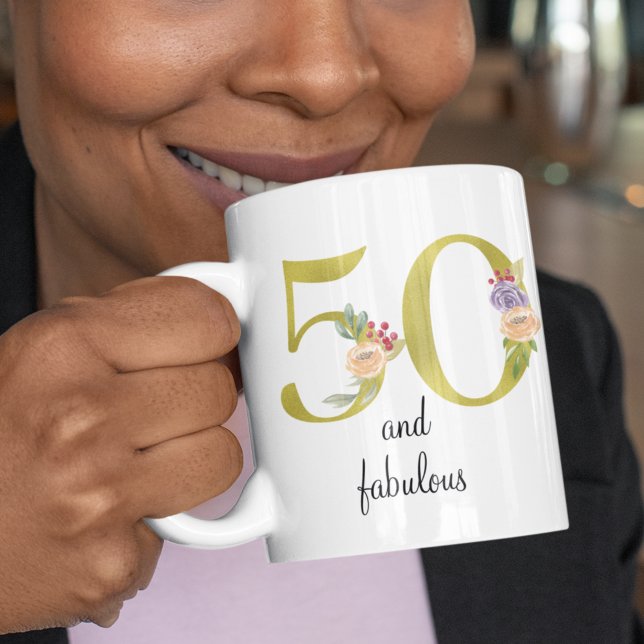 Taza De Café Personalizado 50 y fabuloso cumpleaños 50 (Personalized 50 and fabulous 50th birthday coffee mug with gold floral 50, and custom text on rear.
)