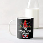 Taza De Café Personalizado Cute Funny Navidad Familia<br><div class="desc">Personalice fácilmente este divertido diseño de vacaciones de invierno con un gnome de Navidades. Añade tu propio texto para hacer un conjunto único de coincidencias para la familia!</div>