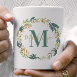 Taza De Café Personalizado de flor de oro verde Monograma<br><div class="desc">El elegante diseño de tazas de café personalizado inspirado en la naturaleza cuenta con una hermosa cortina de color agua con flores y follaje verde neutro, dorado y color crema. Personalice con el nombre del monograma personalizado y el inicial. Hace un gran regalo para sus damas de honor y otros...</div>