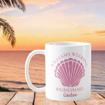 Taza De Café Personalizado de la dama de honor de la concha ros<br><div class="desc">Monograma de conchas rosadas en la playa regalo de nupcial nupcial de novias para una boda de destino en una isla tropical con adorables conchas. Ordene este hermoso regalo monogramado para sus damas de honor o criada de honor.</div>