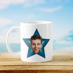 Taza De Café Personalizado de la oficina de diversiones Foto Re<br><div class="desc">¡Caffeinate con risas! Esta taza de personalizado hecha a medida transforma tu rutina matutina en un hilarante retroceso. ¿Imagina tu cara (o mascota, tal vez el jefe? ) asomando a una estrella retro, con vigas de café alimentadas por cafeína. Cada sorbo susurra: "¡El trabajo puede esperar, vamos a tener arrogancia!...</div>