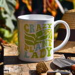 Taza De Café Personalizado de los amantes de la planta<br><div class="desc">Prepárate para elevar tu obsesión por la planta con esta vibrante taza de "Crazy Plant Lady". Perfecto como regalo de un amante de las plantas, esta taza es personalizable, permitiéndole añadir el nombre de su dama loca favorita de la planta y hacerlo único suyo. Tanto si toma café matutino como...</div>