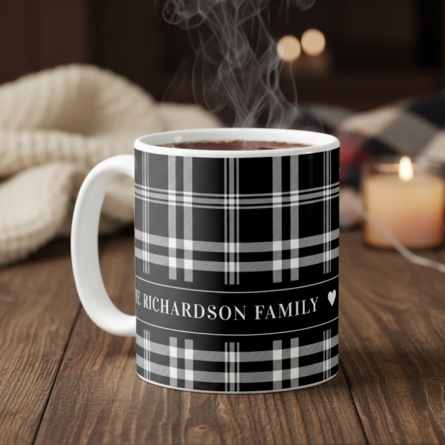 Taza De Café Personalizado de manteca blanca y negra moderna de (Black and White Plaid Custom Coffee Mug - Add Your Family Name, Date Established or Special Text)