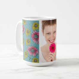 Taza De Café Personalizado de margarita rosa y amarilla.