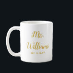 Taza De Café Personalizado de regalo de novia personalizada Sra<br><div class="desc">mrs personalizada marca tu fecha, regalo de compromiso para boda de novia, regalo para boda de novia, monograma apellido recién casado moderno, fiesta de soltera mrs recién casada, ducha de novia recién casada, barba de novia regalo de cumpleaños, personalizado personaliza su copa de caligrafía, escritura simple casada, oro lindo y...</div>