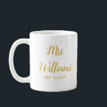 Taza De Café Personalizado de regalo de novia personalizada Sra<br><div class="desc">mrs personalizada marca tu fecha, regalo de compromiso para boda de novia, regalo para boda de novia, monograma apellido recién casado moderno, fiesta de soltera mrs recién casada, ducha de novia recién casada, barba de novia regalo de cumpleaños, personalizado personaliza su copa de caligrafía, escritura simple casada, oro lindo y...</div>