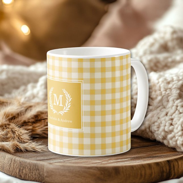 Taza De Café Personalizado del Escudo de Yellow Gingham Monogra (Yellow Gingham Monogram Crest Custom Coffee Mug)