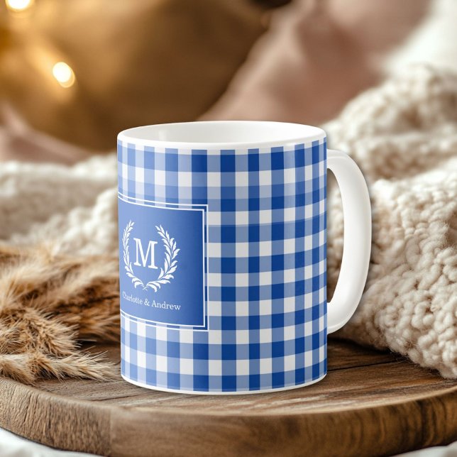 Taza De Café Personalizado del Monograma de Gingham Azul (Blue Gingham Monogram Crest Custom Coffee Mug)