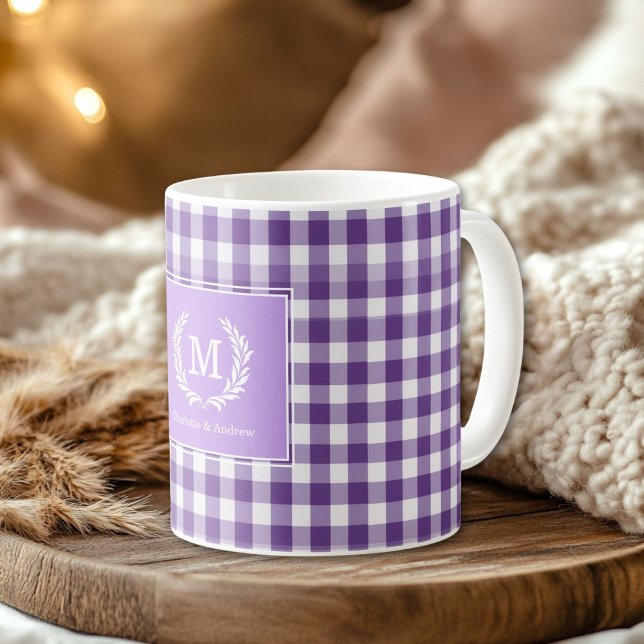 Taza De Café Personalizado del Monograma Purple Gingham Escudo (Purple Gingham Monogram Crest Custom Coffee Mug)