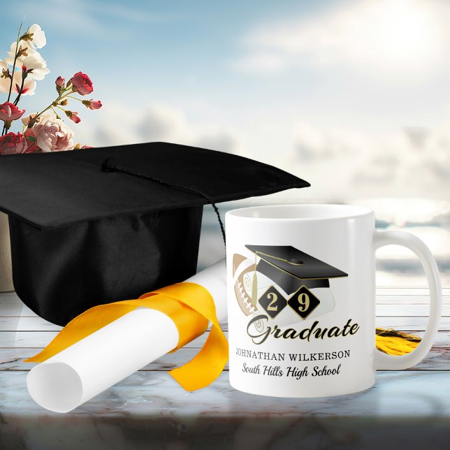 Taza De Café Personalizado el fútbol del título de graduación n (Black Graduation Cap Football Personalized Coffee Mug)