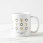 Taza De Café Personalizado elegante HANUKKAH<br><div class="desc">Elegante tazón de café HANUKKAH FELIZ, que muestra la ESTRELLA de oro falso y plata DE DAVID y MENORAH en un patrón de baldosas con un fondo blanco y claro. El texto lee HAPPY HANUKKAH con un nombre de marcador de posición, y es PERSONALIZABLE, así que puede PERSONALIZARLO agregando su...</div>