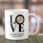 Taza De Café Personalizado Foto: Te amamos el día del padre<br><div class="desc">Esta foto de We Love You Dad Photo Mug está decorada con la palabra LOVE en una tipografía negra audaz. Personalizable fácil con tu foto y nombre. Hace un gran regalo del Día del Padre.</div>
