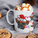 Taza De Café Personalizado Merry Christmas Boxer usando Santa H<br><div class="desc">Navidades educados con la temática de Boxer vistiendo al gorra de Santa con Navidades de vacaciones y video presentado. Contiene iluminación de Navidades para decoraciones. En la parte superior de la cabeza del Santa puedes poner tu nombre o cita personalizado para hacer la taza completamente personalizada. Adición perfecta a sus...</div>
